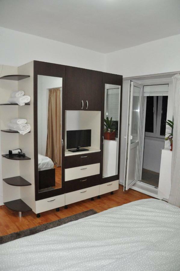 Mario Apartments Resita Luaran gambar
