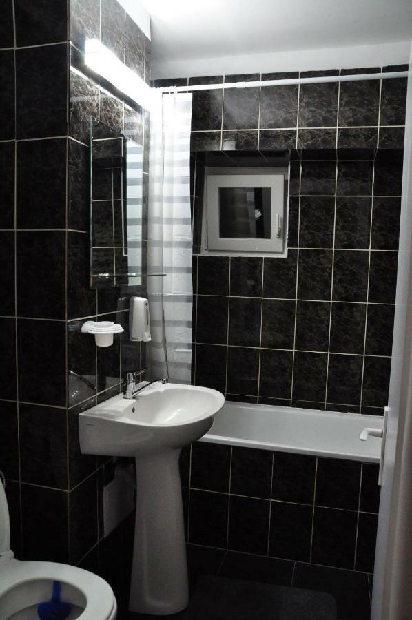 Mario Apartments Resita Luaran gambar