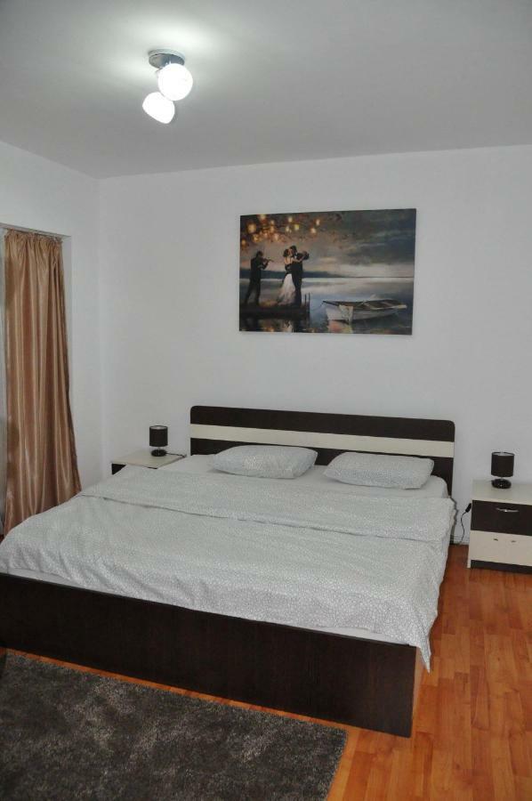 Mario Apartments Resita Luaran gambar