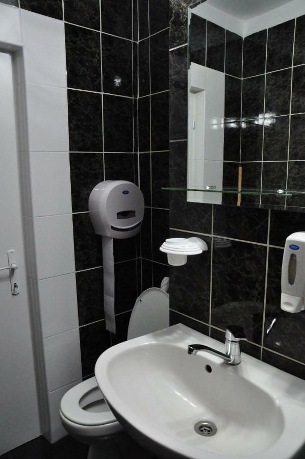 Mario Apartments Resita Luaran gambar
