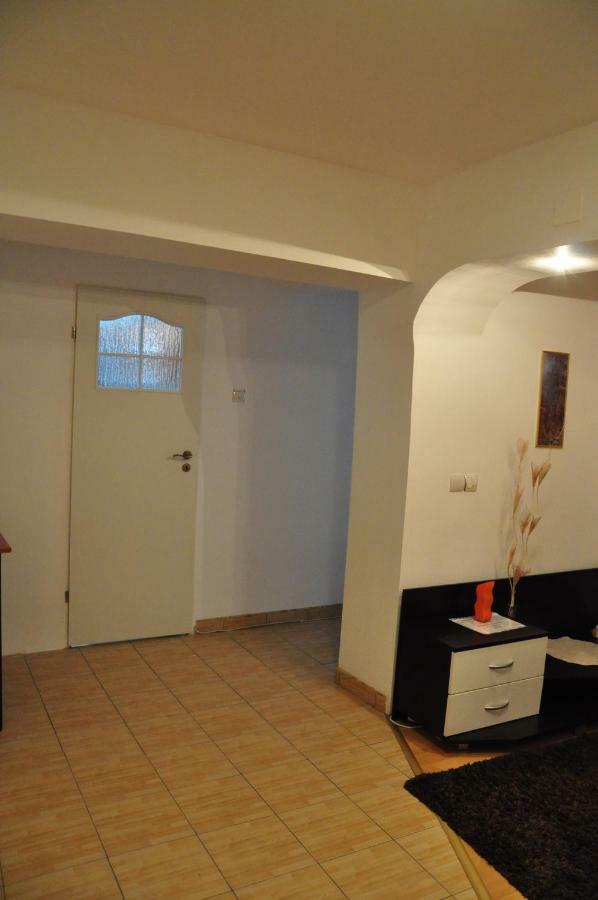 Mario Apartments Resita Luaran gambar